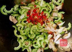 苦瓜炒烧肉的做法图解4