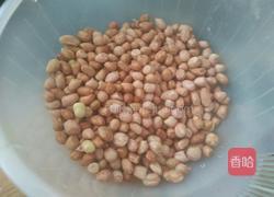 干炸花生米的做法图解1