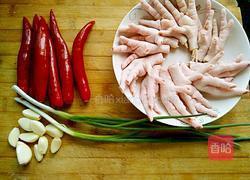 剁椒凤爪的做法图解1