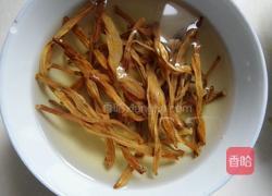 腐竹金针菜鱼汤的做法图解2