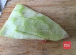 西瓜翠衣炒毛豆的做法图解1