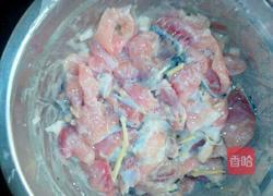 酸菜鱼片汤的做法图解4