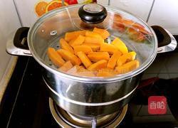 蛋黄焗南瓜条的做法图解2