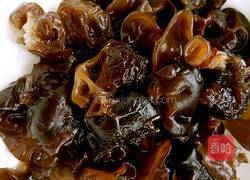 木耳炒芹菜的做法图解2