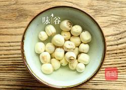 莲子鸡汤的做法图解2