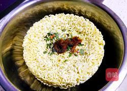 凉拌麻辣方便面的做法图解1