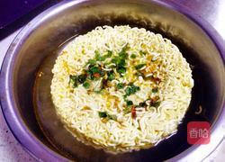 凉拌麻辣方便面的做法图解2