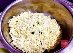 凉拌麻辣方便面的做法图解3