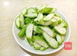家常丝瓜炒肉的做法图解1