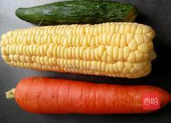 红萝卜炒玉米的做法图解1