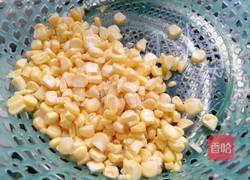 红萝卜炒玉米的做法图解3