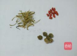 枸杞菊花金银花茶的做法图解1