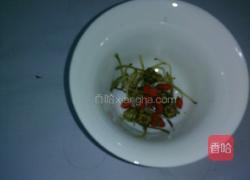 枸杞菊花金银花茶的做法图解2