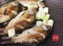 葱烧鲫鱼的做法图解3