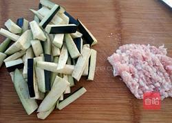 肉末酱烧茄子的做法图解1