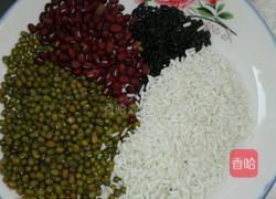黑米红豆绿豆糯米粥的做法图解1