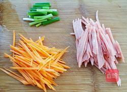 红萝卜炒火腿的做法图解1