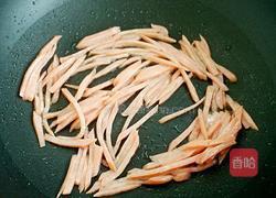 红萝卜炒火腿的做法图解2
