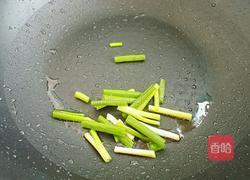 红萝卜炒火腿的做法图解3