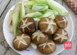香菇炒丝瓜的做法图解1