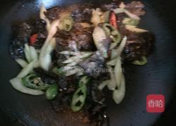木耳炒芹菜的做法图解9