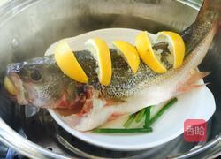 柠檬蒸鲈鱼的做法图解8