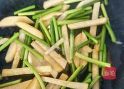 土豆条炒蒜苔的做法图解7