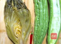 酸菜炒苦瓜的做法图解1