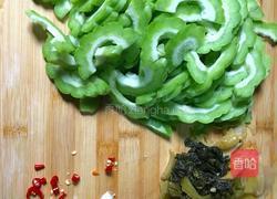 酸菜炒苦瓜的做法图解2