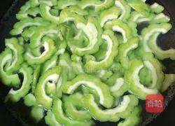 酸菜炒苦瓜的做法图解3