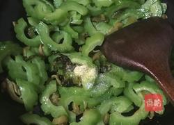 酸菜炒苦瓜的做法图解6