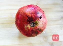 榨石榴汁的做法图解1