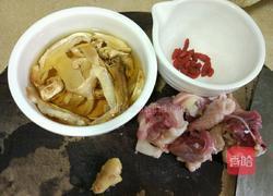 松茸煲鸡汤的做法图解1
