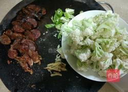 宝塔花菜炒香肠的做法图解1