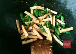 豆腐干炒青椒的做法图解5