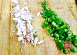 凉调洋葱拌青椒的做法图解1