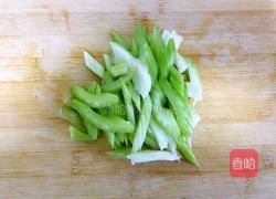 木耳拌芹菜的做法图解2