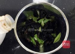 木耳拌芹菜的做法图解5