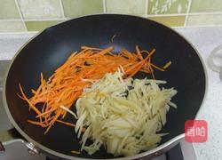 五彩茭白肉丝的做法图解2