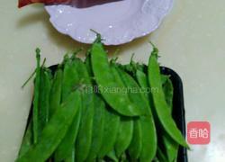 广式腊肠炒荷兰豆的做法图解1