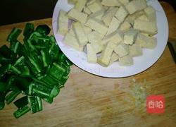 辣椒炒冻豆腐的做法图解1