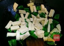 辣椒炒冻豆腐的做法图解3