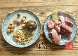 罗汉果煲猪骨汤的做法图解1