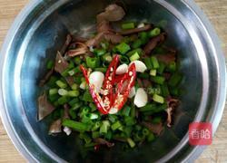 手撕猪心拌香葱的做法图解3