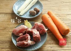 红萝卜排骨汤的做法图解1