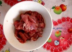 猪肉茄子炖粉条的做法图解1