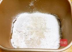 培根大虾披萨的做法图解1