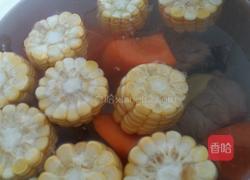 猪骨玉米胡萝卜汤的做法图解4