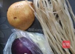 茄子炖土豆粉条的做法图解1