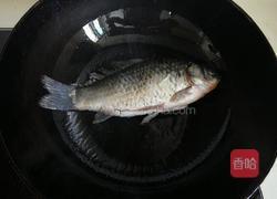 鲫鱼蘑菇汤的做法图解2